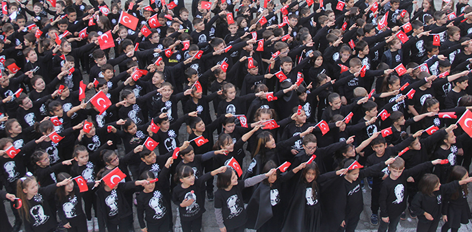  457 Öğrenci Atatürk’ü Seslendirdikleri Şarkı İle Andılar