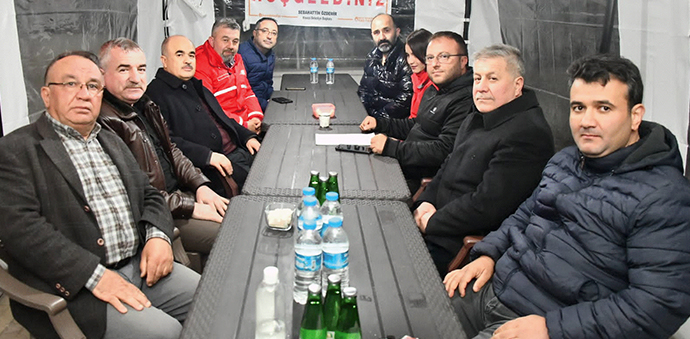 Deprem Bölgesinde Depremzedelere İftar Düzenlendi 