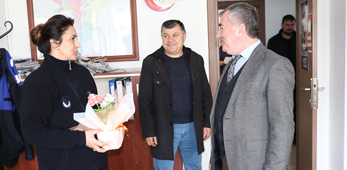 Havza Belediye Başkanı Özdemir’de Belediye Çalışanı Bayanlara Çiçek