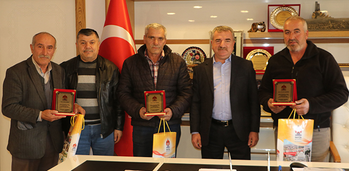 Havza Belediye Başkanı Özdemir’den Emekli Olan Personele Plaket