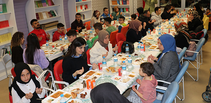  Havza Gençlik Merkezinden Depremzede, Yaşlı Ve Huzurevi Sakinlerine İftar