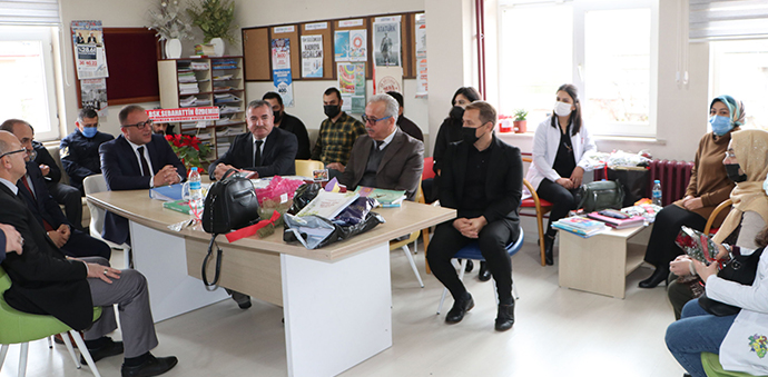 Havza Kaymakamı Nayman Ve Belediye Başkanı Özdemir’den Öğretmenlere Çiçek