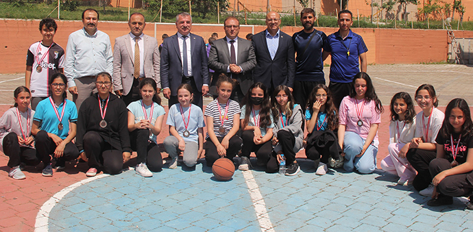 Havza Mehmet Öngel 25 Mayıs Ortaokuluna Basketbol Ve Voleybol Sahası Yapıldı