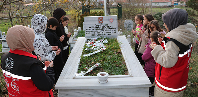 Havza SHM ve Öğrenciler Şehit Öğretmenin Kabrini Ziyaret Ettiler