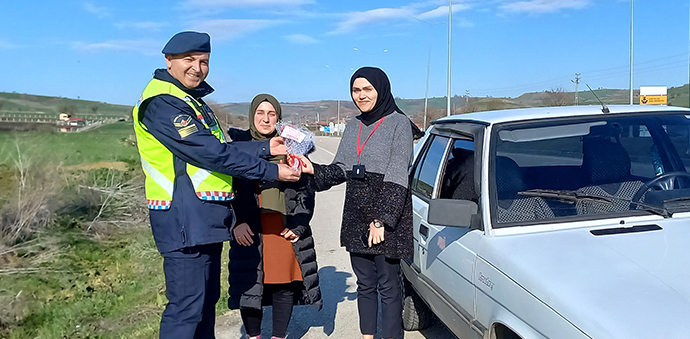 Havza’da Jandarma’dan Kadınlara Çiçek Jesti
