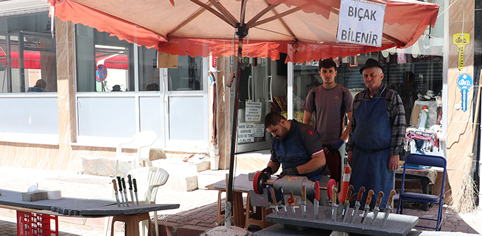 Havza'da Kurban Bayramı öncesi bıçak bileme tezgahları kuruldu