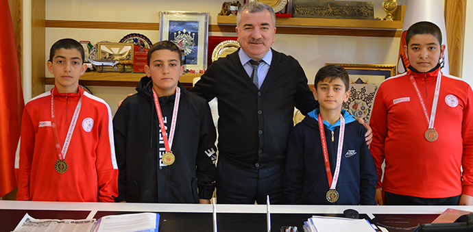 İl Şampiyonu Güreşçilerden Havza Belediye Başkanı Özdemir’e Ziyaret