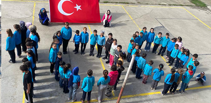 Kırsal Mahalledeki Okul Öğrencilerinin 100. Yıl Coşkusu