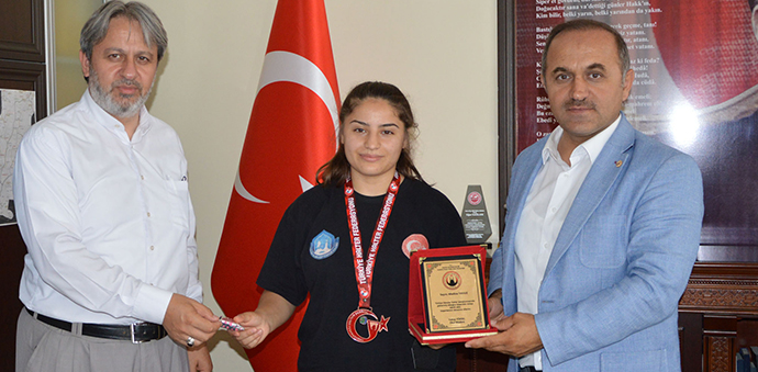 Türkiye Üçüncüsü Olan Havzalı Bayan Halterciye Ödül