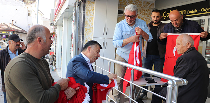 Vatandaşlara Ve Esnafa Bayrak Dağıtıldı