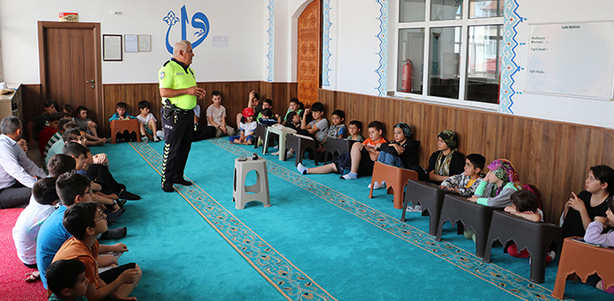 Yaz Kur'an Kursuna Katılan Çocuklara Trafik Eğitimi Veriliyor