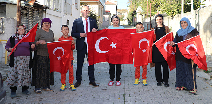 Yeni Mahalle Muhtarı Mahallesine Türk Bayrağı Dağıttı