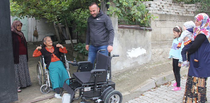Yeni Mahalle Muhtarından Engelli Kişiye Akülü Araba 