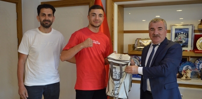 Genç Şampiyondan Havza Belediye Başkanı Özdemir’e Ziyaret