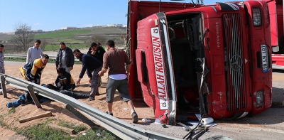 Havza’da Buğday Yüklü Kamyon Devrildi 2 Kişi Yaralı