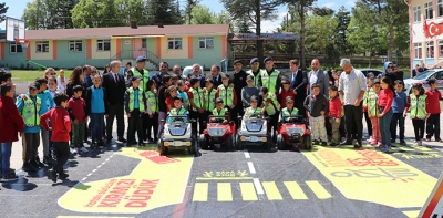 İlk Ve Ortaokul Öğrencilerine Mobil Trafik Pistli Trafik Eğitimi Verildi
