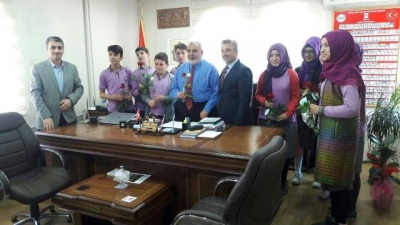 İMAM HATİP ÖĞRENCİLERİ KUTLU DOĞUM HAFTASINDA GÜL DAĞITTI