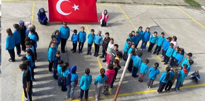 Kırsal Mahalledeki Okul Öğrencilerinin 100. Yıl Coşkusu