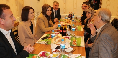 Protokol Depremzede Ailelerle Yemekte Buluştular