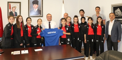 Türkiye Futsal Şampiyonasında Temsil Edecek Kızlardan Kaymakam Nayman’a Ziyaret