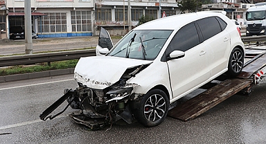Otomobil Bariyere Çarptı 3 Yaralı