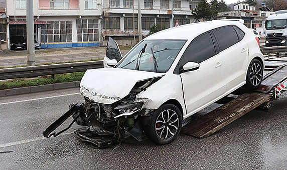Otomobil Bariyere Çarptı 3 Yaralı