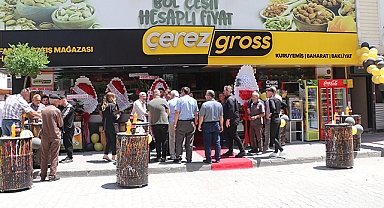 Yenilenen işyerini Havza Belediye Başkanı İkiz açtı