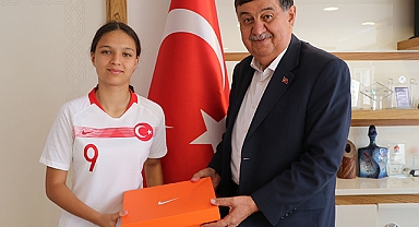 Başkan İkiz’den Genç Milli Adayına Krampon