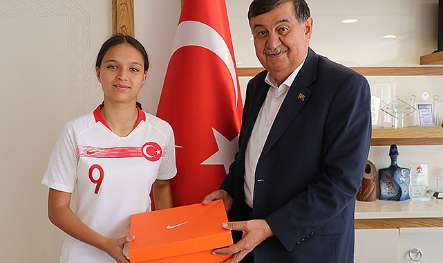 Başkan İkiz’den Genç Milli Adayına Krampon