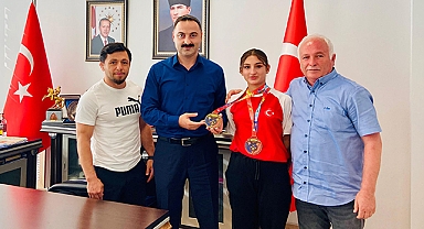 Dünya şampiyonu bilek güreşçi Şaziye'ye Havza Kaymakamı Ayvat’a ziyaret