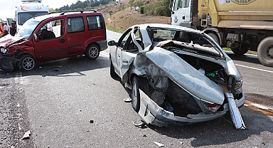 Havza’da Hafif Ticari Araç İle Otomobil Çarpıştı 4 Yaralı