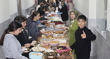Havza’da Öğrenciler Arkadaşları İçin Kermes Düzenledi