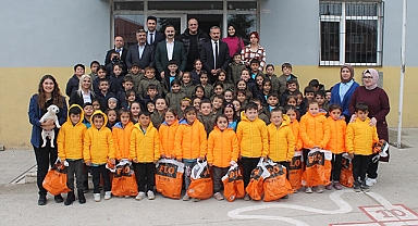 Kaymakam Mustafa Ayvat’tan Kırsal Mahallelerdeki Öğrencilere Destek Ziyareti