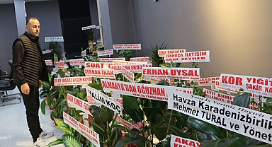Muhtar İşyeri Açılışına Gönderilen Çiçekleri Yetim Ve Öksüzler İçin Satıyor