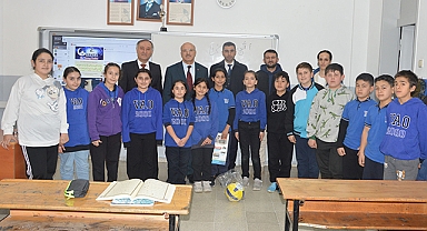 Cafer Uzun’dan Kendisine Kartpostal Gönderen Öğrenciye Hediye