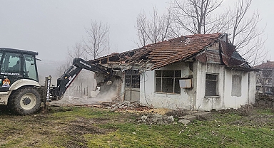 Havza Belediyesi Ekipleri, Güvenli Olmadığı Belirlenen Metruk Yapılar Yıktı