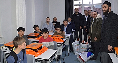 Havza Kaymakamı Mustafa Ayvat Hafız Adaylarına Hediye Verdi