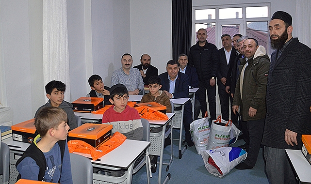 Havza Kaymakamı Mustafa Ayvat Hafız Adaylarına Hediye Verdi
