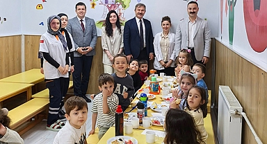 Kaymakam Ayvat ve İlçe Milli Eğitim Müdürü Ertuğ, İlk Kıvılcım Anaokulunu Ziyaret Etti