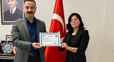 Havza Tapu Müdürü Hatice Elverdi’ye Kaymakam Ayvat’tan Başarı Belgesi
