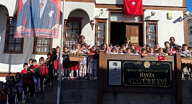 Karşıyaka İlkokulu, Cumhuriyet'in 102. Yılını Atatürk Evi'nde Kutladı