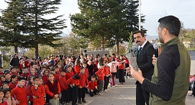 Havza'da Okul Öğrencilerine Fidan Dağıtıldı