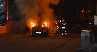 Samsun'da Park Eden Araç Alev Alev Yandı