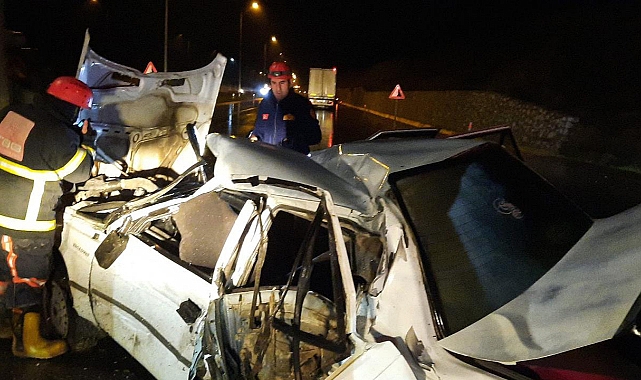 Havza’da Feci Kaza: Otomobil Tıra Ok Gibi Saplandı 4 Yaralı