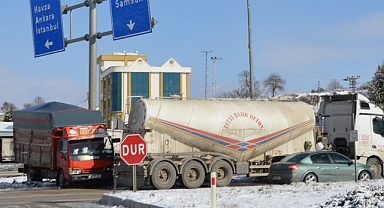 Samsun-Ankara Yolunda Kaza: Tır ile Kamyonet Çarpıştı, 2 Yaralı