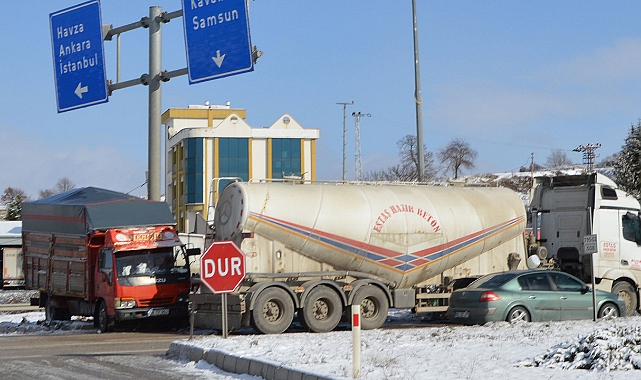Samsun-Ankara Yolunda Kaza: Tır ile Kamyonet Çarpıştı, 2 Yaralı