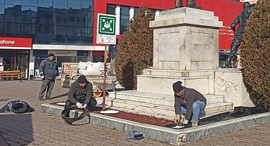 Mehmetçik Meydanı’nda Belediye Ekipleri Anıt Çevresini Yeniledi