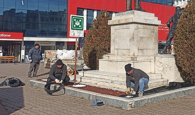 Mehmetçik Meydanı’nda Belediye Ekipleri Anıt Çevresini Yeniledi