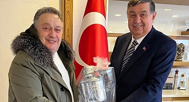 Samsun’da Festival Heyecanı: Ünlü Sanatçı İsmail Türüt Belediye’de Ağırlandı