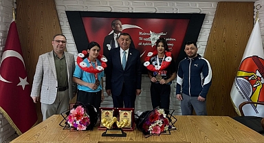 Başkan İkiz Türkiye Şampiyonlarını Makamında Ağırladı